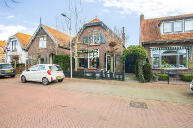 Louis Bouwmeesterplein 8, Middelharnis